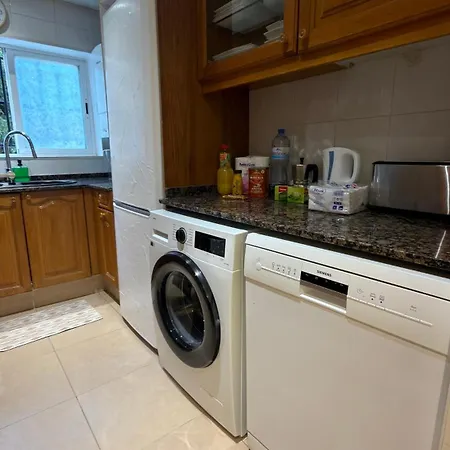 Apartament Cozy Three-bedroom By The