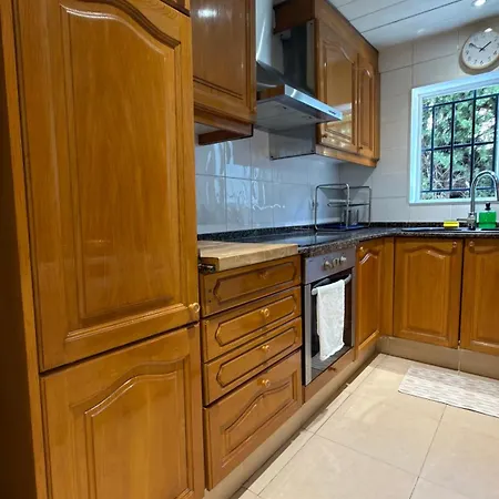 Apartament Cozy Three-bedroom By The